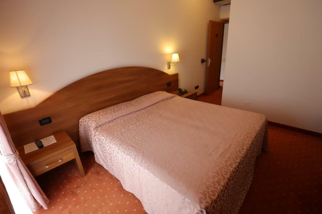 Hotel Da Roberto Лацизе Екстериор снимка